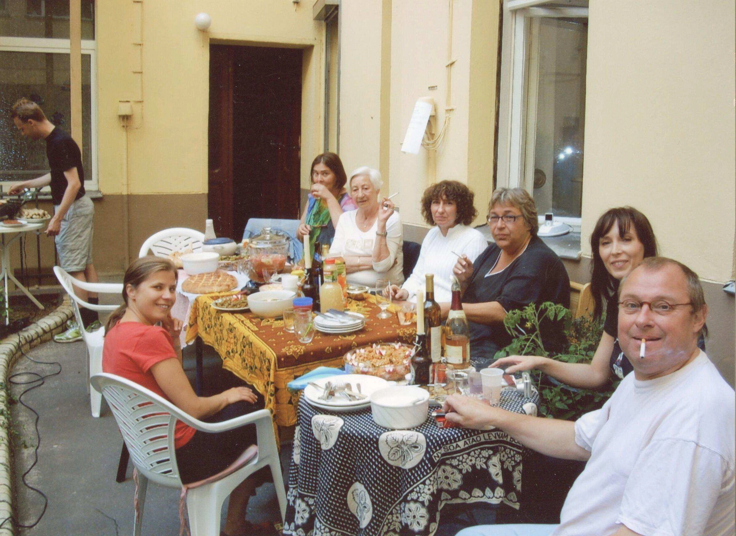 Freunde und Nachbarn in Wesseling am Rhein und in der Krefelder Strasse in Berlin (Quelle: privat)